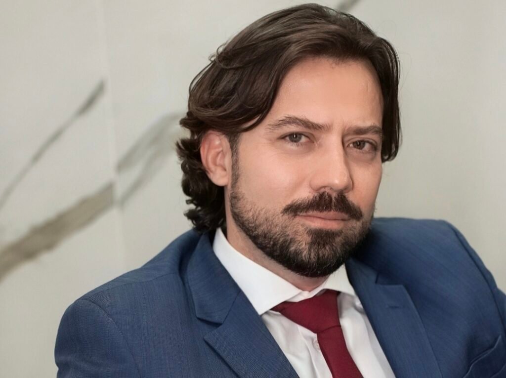 Dr. Clendes Pereira destaca o impacto invisível da maternidade e o aumento das cirurgias mamárias pós-gestação