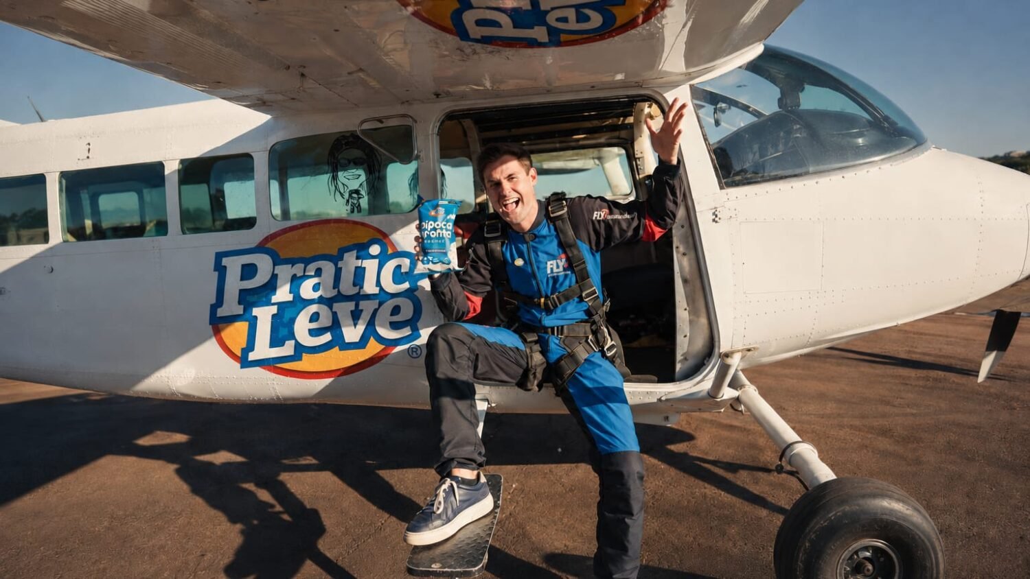 Rezende leva publicidade a outro nível em ação da Pratic Leve nos céus