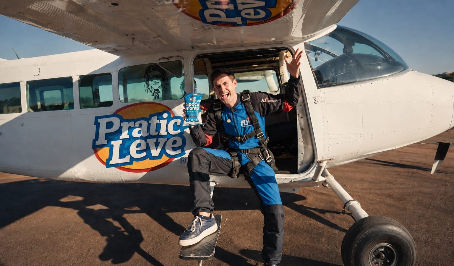 Pratic Leve desafia Rezende a comer uma pipoca durante um salto de paraquedas; ação leva a publicidade para outro nível.