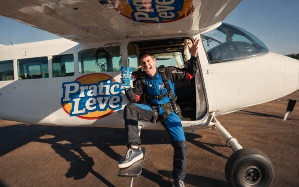 Rezende leva publicidade a outro nível em ação da Pratic Leve nos céus