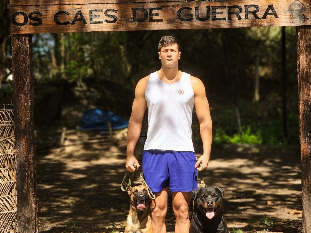 Soldado Fuzileiro Naval Lucas Oliveira Pereira conquistou a certificação internacional BH para o Cão de Guerra Quill.