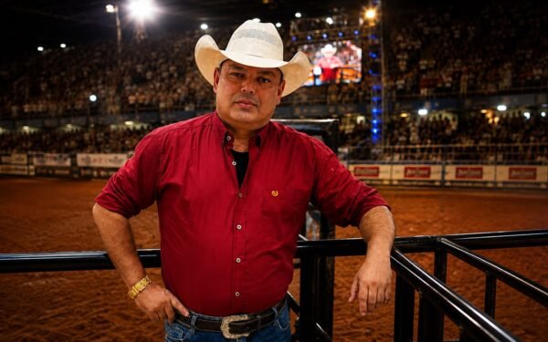 James Bonanza consolida legado como um dos grandes nomes da locução de rodeios