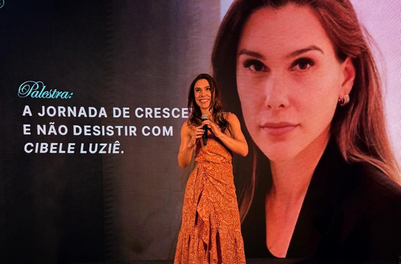 Cibele Luziê relata trajetória de erros, recomeços e expansão durante palestra