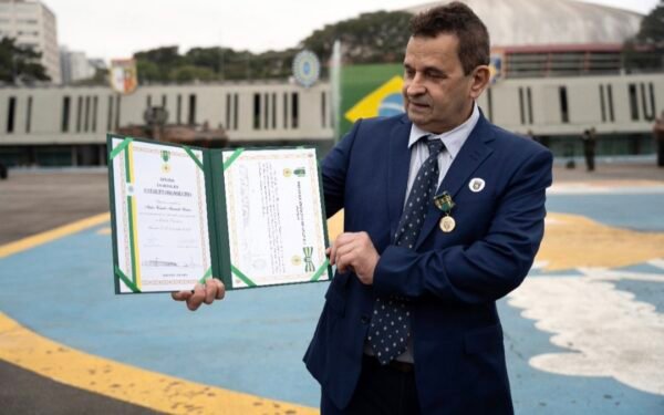 Urandir Fernandes de Oliveira recebe a Medalha do Exército Brasileiro