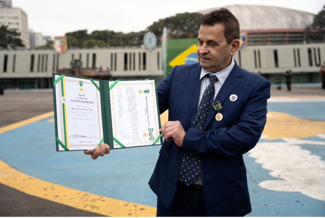 Urandir Fernandes de Oliveira recebe a Medalha do Exército Brasileiro