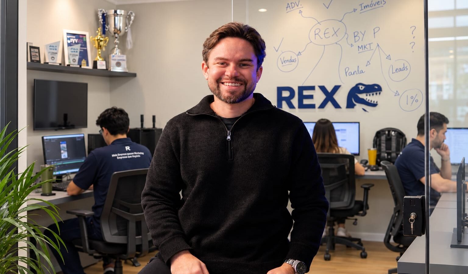 Felipe Sobral, no escritório da Rex Company em Vitória/ES.