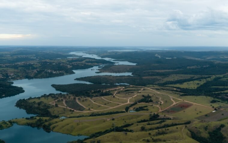 O canteiro como argumento: por que a Fazenda do Lago mostra a obra antes de mostrar a planta