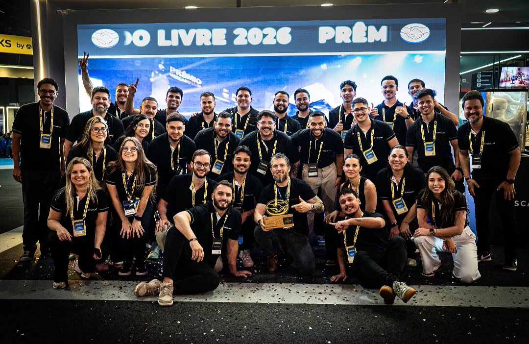 Dhiego Rosa (ao centro com o troféu em mãos) e a equipe do Grupo Escalada comemorando o prêmio de Melhor Consultoria Oficial do Mercado Livre, entregue no Mercado Livre Experience, em São Paulo, em setembro de 2026