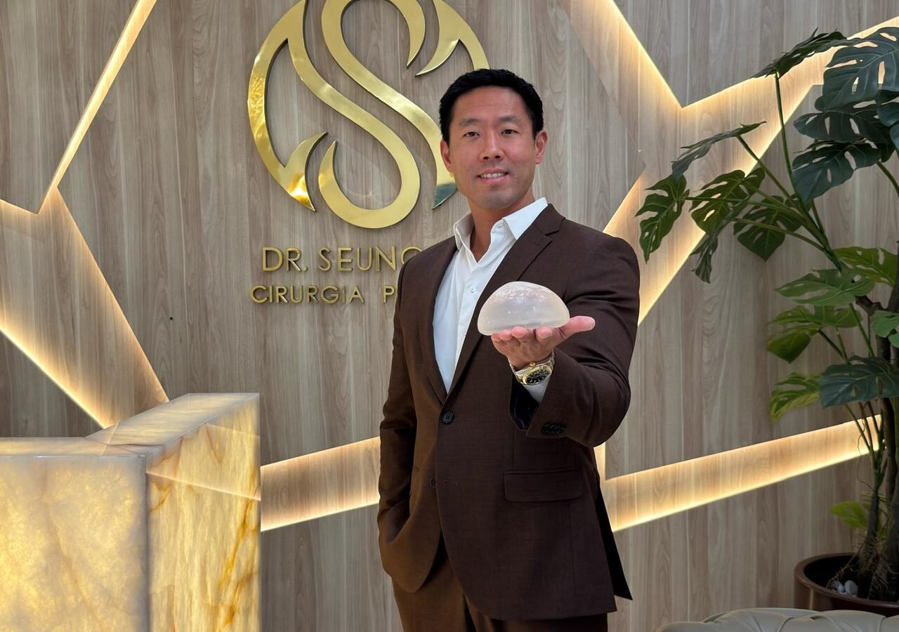 Dr. Seung Hoon Lee é graduado em Medicina, com residência médica em Cirurgia Plástica